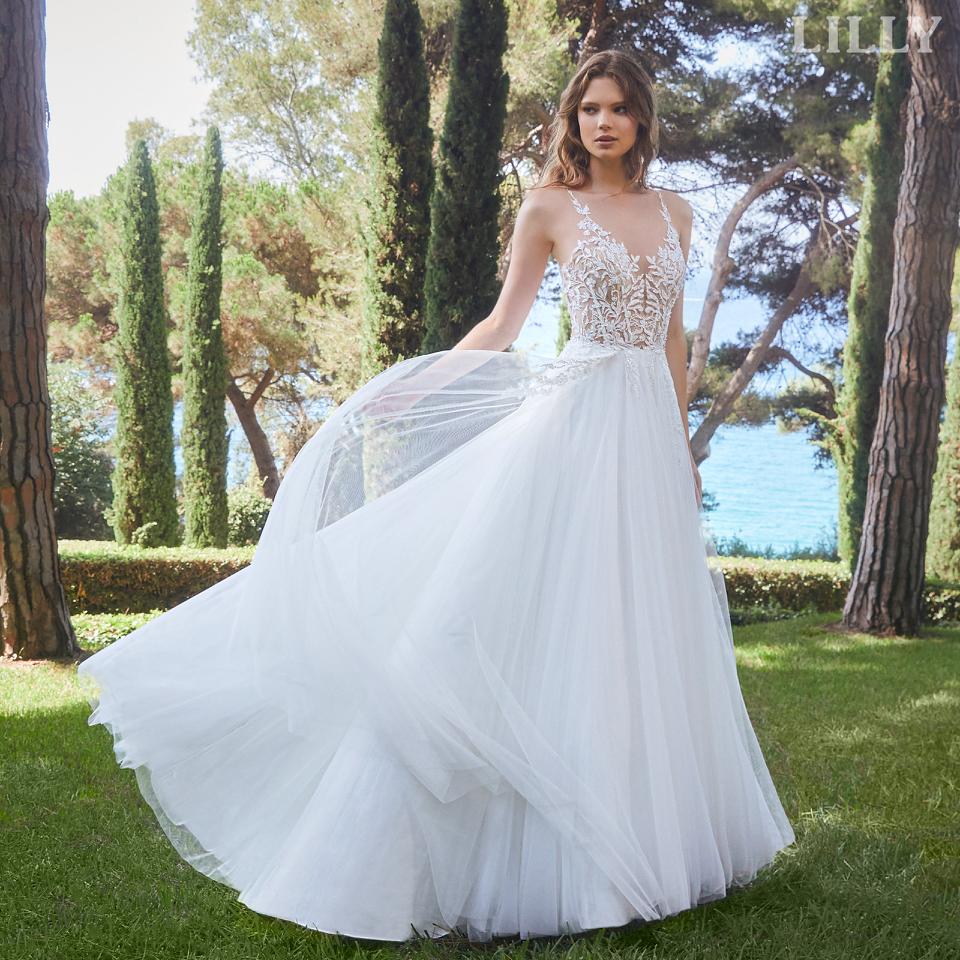 Sheer lace bridalgown with tulle skirt