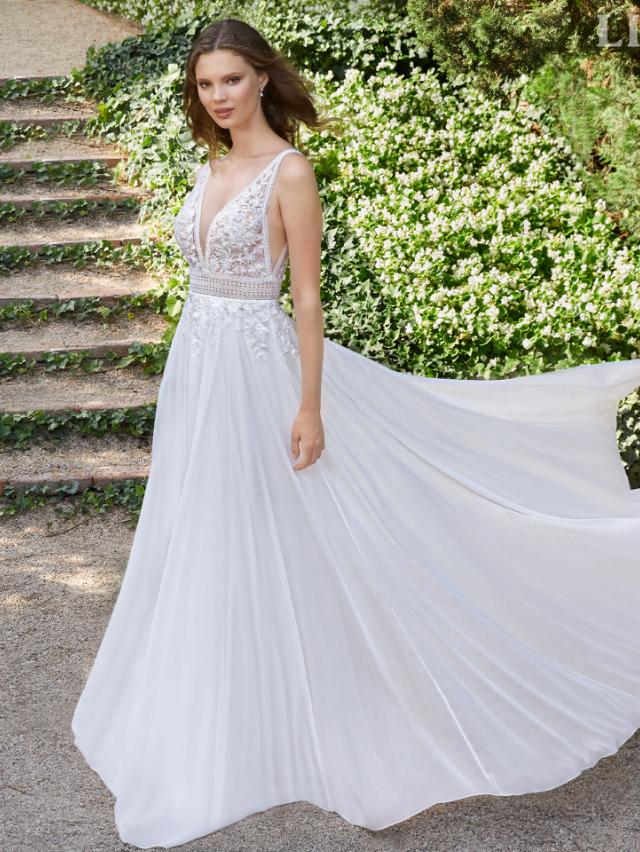 flowy weddingdress perfect for summer weddings