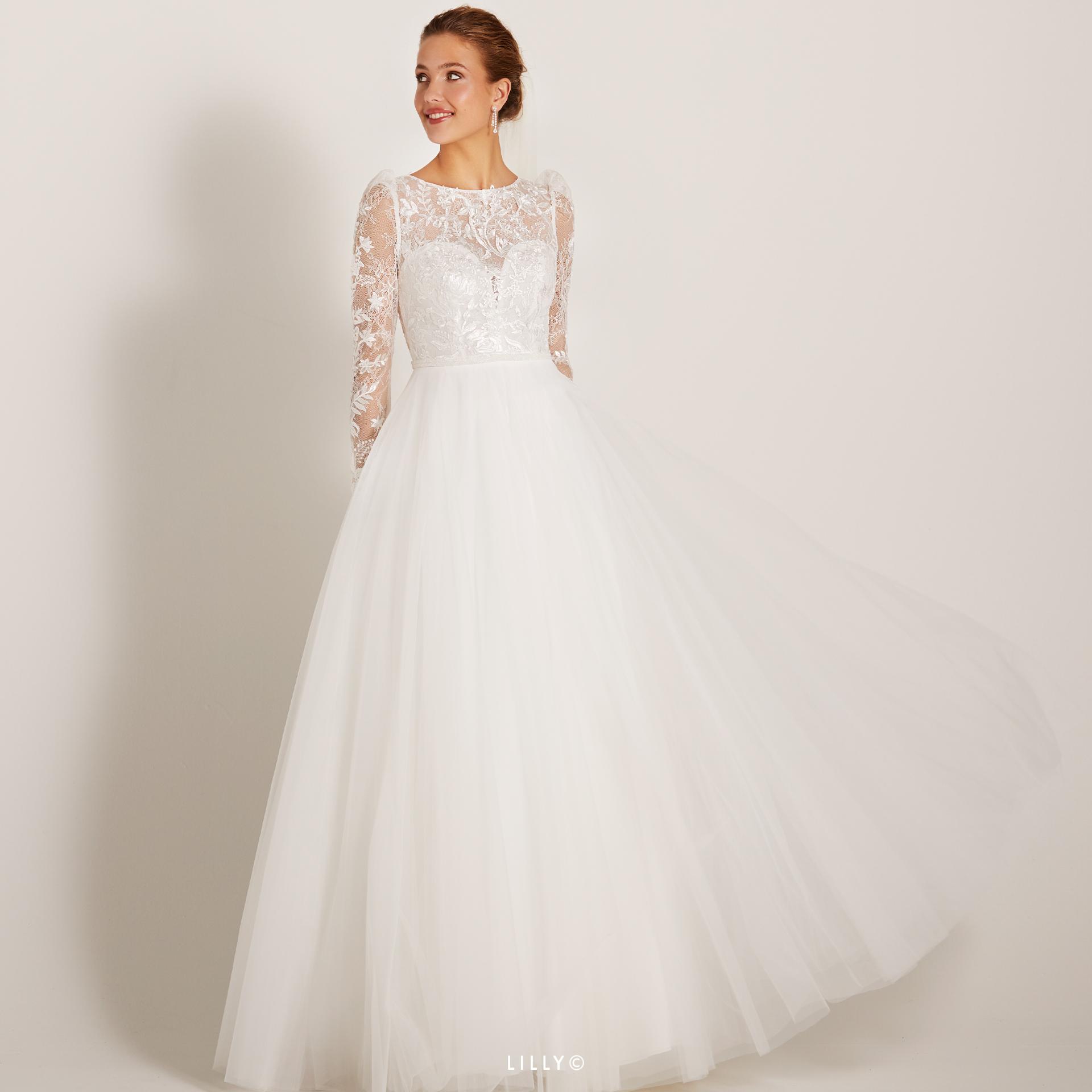 Bröllopsklänning med långa ärmar och en A-linjekjol i tyll