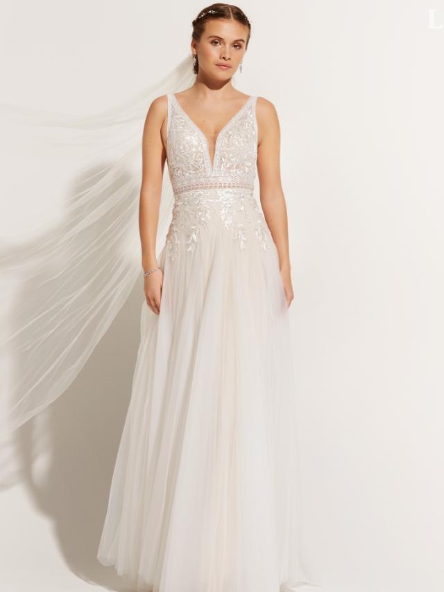 Rea - Summer weddingdress with nuances of dark creamy lace and tulle