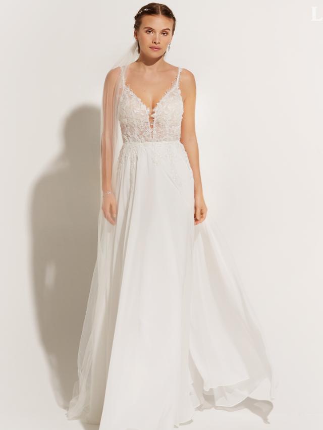 flowy weddingdress perfect for summer weddings with lace shoulder straps