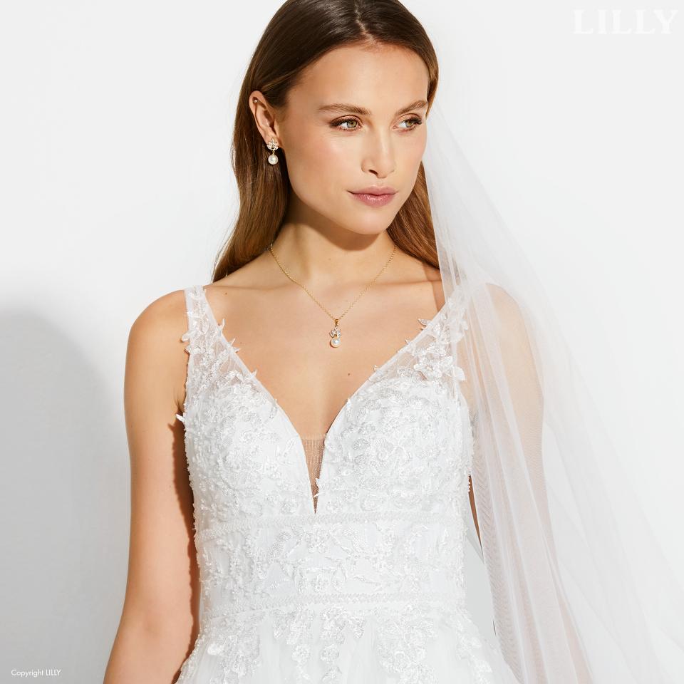 Soft tulle bridalgown in minimalistic lines