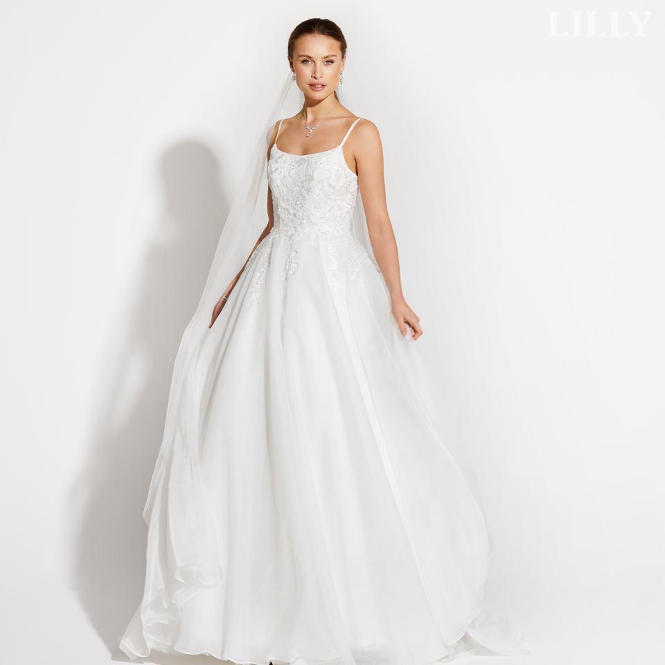 Soft chiffon bridalgown in minimalistic lines