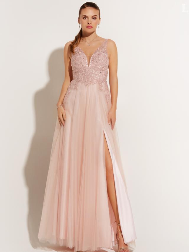 flowy tulle bridalgown in rose nuances - perfect for summer garden weddings