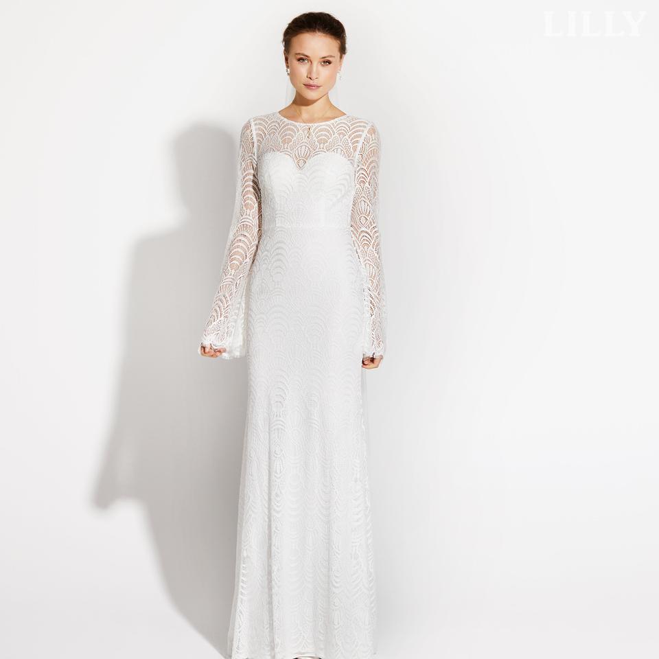 Figursydd LILLY brudklänning med långa ärmar
