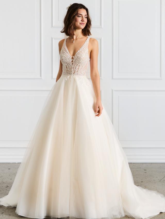 Tulle weddingdress with sublte rosy underlayerings and floral glitter
