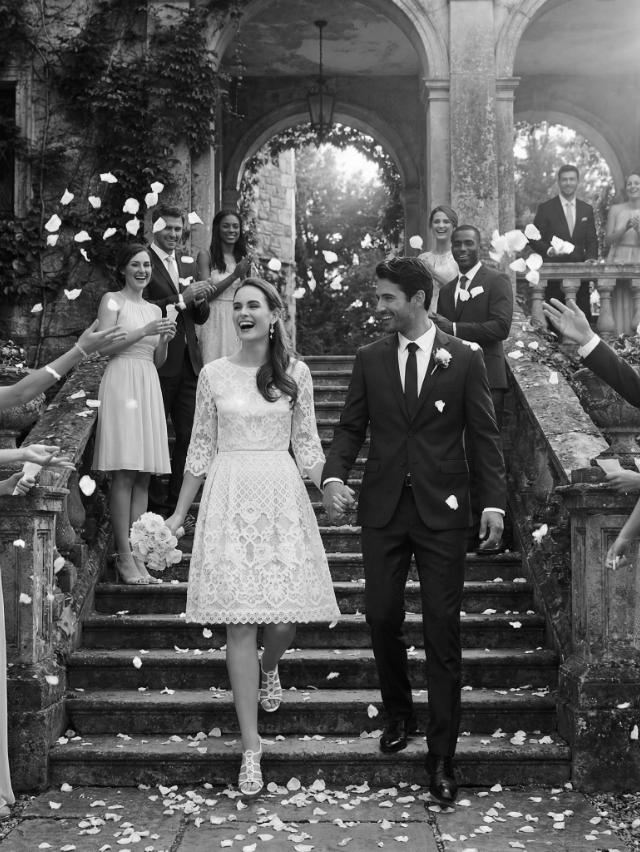 Vill du också bära denna drömmiga spetsklänning?