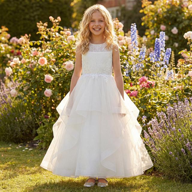 Hitta din kommunionklänning hos LILLY
